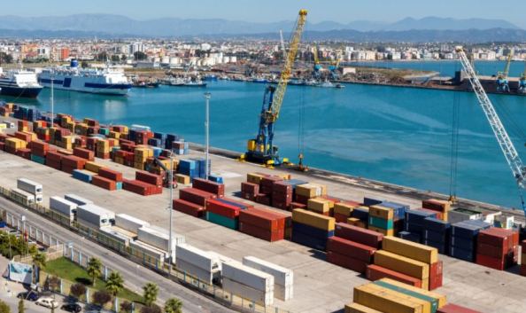Porti i Durresit ne kaos: Bllokohet ngarkimi i 100 kamioneve